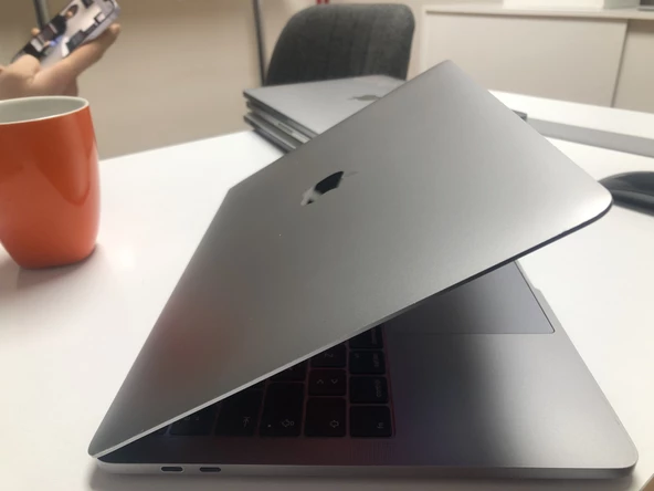 Apple A1706 MacBook Pro 13 2017 İ5 8GB RAM 256GB SSD Touchbarli - Sifir Ayarinda , Mağaza Garanti̇li̇